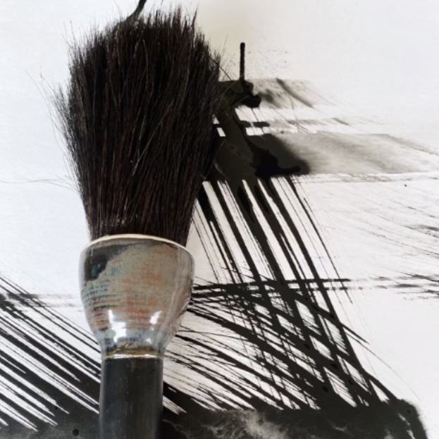 Pincel zen sobre trazos de tinta negra: detalle del curso Pintura Zen y Encáustica